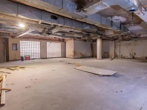 En venta, edificio comercial  a reciclar, en Monserrat.
