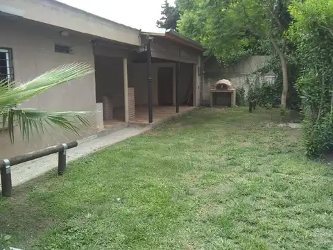 ALQUILER -  CASA 5 AMB. - QUINCHO - COCHERAS - FONDO - HAEDO