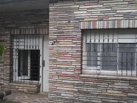 Casa en Alquiler con 2 cocheras