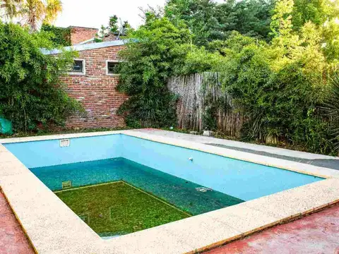 CASA DE 2 DORMITORIOS CON PILETA EN VENTA - ROLDAN