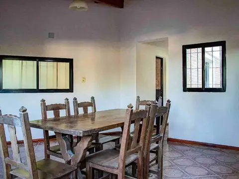 CASA DE 2 DORMITORIOS CON PILETA EN VENTA - ROLDAN