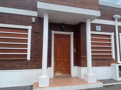 CASA FUNCIONAL CON PATIO, PILETA Y QUINCHO