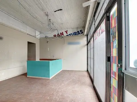 Excelente local a la calle con un frente de vidriera de mas de 10 metros , en PB con de 164m2 cub.