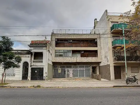 Excelente local a la calle con un frente de vidriera de mas de 10 metros , en PB con de 164m2 cub.
