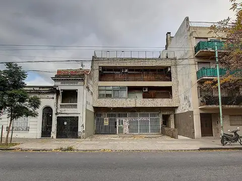Excelente local a la calle con un frente de vidriera de mas de 10 metros , en PB con de 164m2 cub.