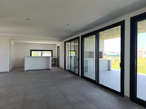 Casa en Alquiler con 4 cocheras