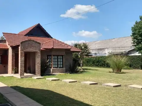 Venta de Casa de 4 ambiente con enorme lote, pileta y parrilla