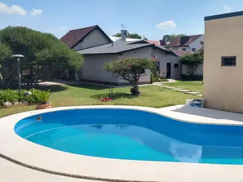 Venta de Casa de 4 ambiente con enorme lote, pileta y parrilla