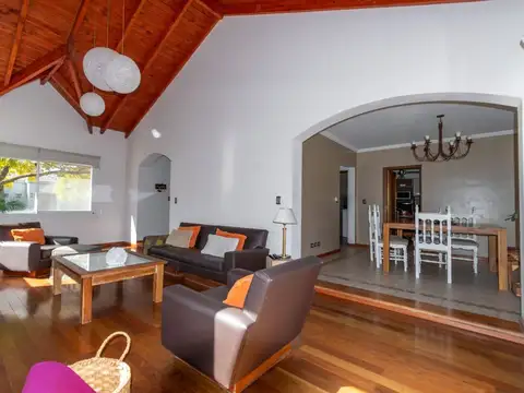 CASA EN VENTA 4 DORMITORIOS KENTUCKY - FUNES
