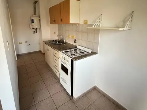 Monoambiente al frente con balcón en alquiler la plata