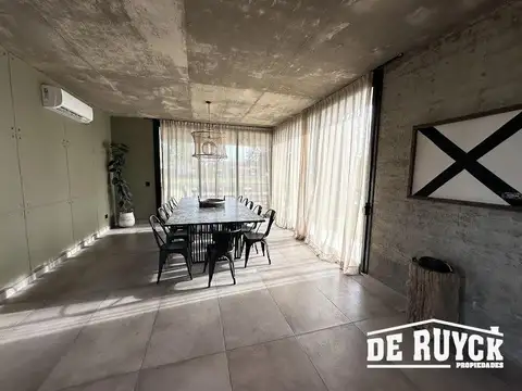Casa en Alquiler con 4 cocheras