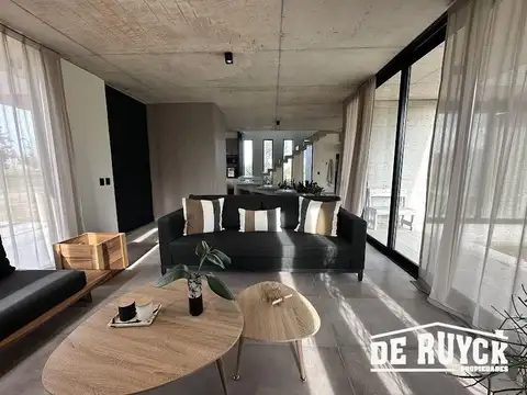Casa en Alquiler en Area 60, USD 2.200