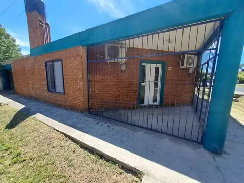 CASA EN VENTA 2 DORMITORIOS CON COCHERA Y PATIO 