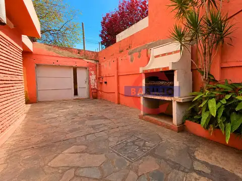 VENTA CASA DE 3 AMBIENTES CON PATIO Y PARRILLA EN CARAPACHAY