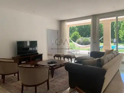 Casa en Venta con 2 cocheras