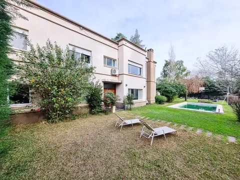 Casa en Alquiler con 2 cocheras