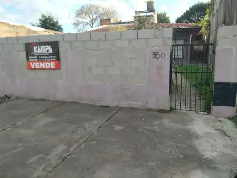 CASA 2 AMB. CON PARQUE Y POSIBILIDAD DE COCHERA.