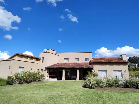 Casa de 2 Plantas en Venta, 4 Ambientes con Piscina, La Lucinda Norte, Salta Capital