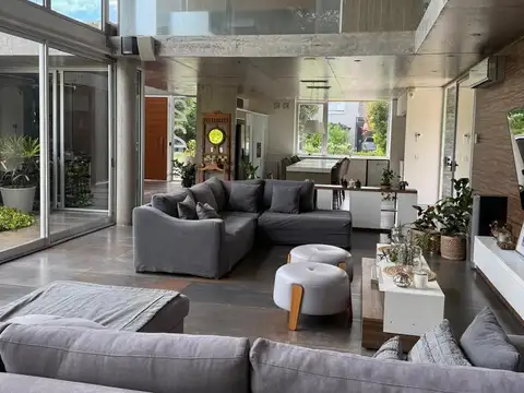 Casa 7 ambientes con 5 baños
