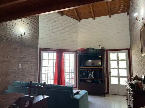 Casa 6 ambientes con 2 baños