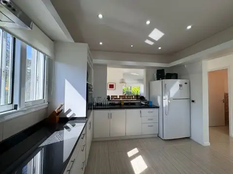 Casa en Alquiler con 2 cocheras