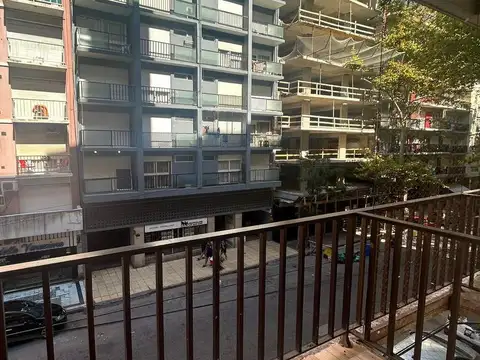 Departamento de dos ambientes a la calle con balcón