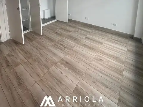 Departamento de dos ambientes a la calle con balcón