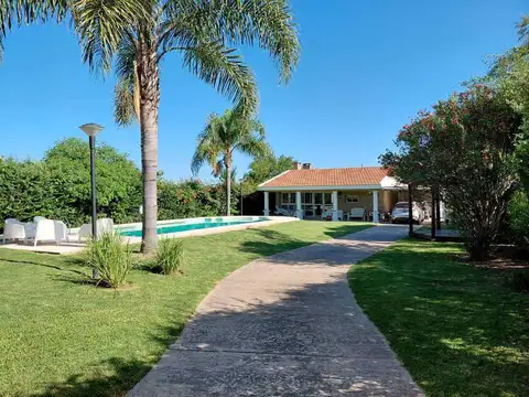 Casa 8 ambientes con 4 baños