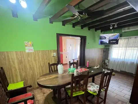 Casa 4 ambientes con 2 baños