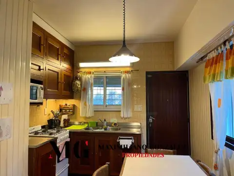 Casa 6 ambientes con 2 baños