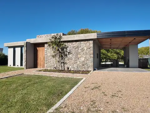 CASA 3 DORMS EN HARAS SAN PABLO EN LOTE INTERNO