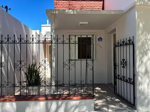 Casa 8 ambientes con 2 baños