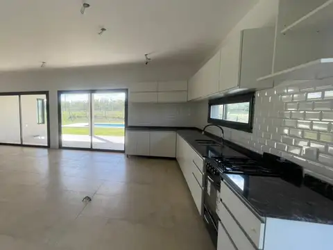 Casa 5 ambientes con 2 baños