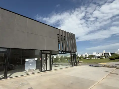 ALQUILER – Locales comerciales con vidriera en esquina frente a espacio verde en Docta