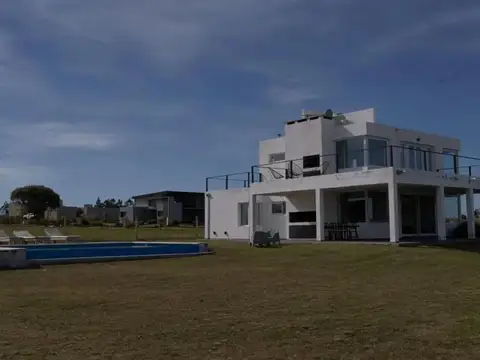 SE VENDE CASA DE 3 DORM, EN PUERTO DEL AGUILA