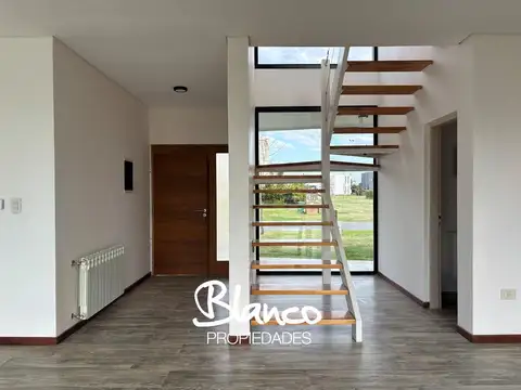 Casa 5 ambientes con 3 baños