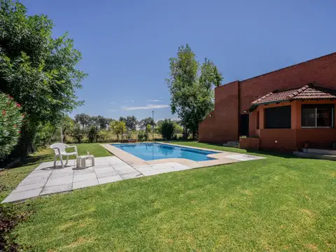 Casa de estilo en Golfers Country Club- carácter, sólidez y potencial.