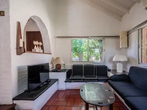 Casa de estilo en Golfers Country Club- carácter, sólidez y potencial.