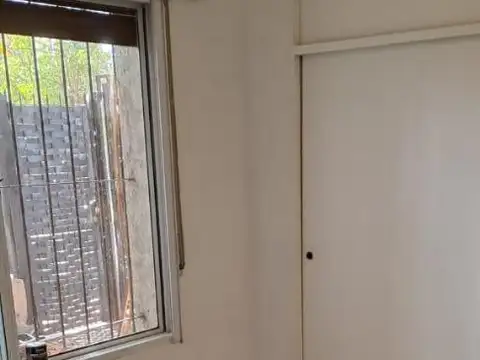 CASA MUY COMODA CON UN ESTUDIO, OFICINA, O MONOAMBIENTE