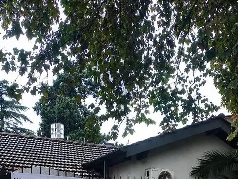 CASA MUY COMODA CON UN ESTUDIO, OFICINA, O MONOAMBIENTE