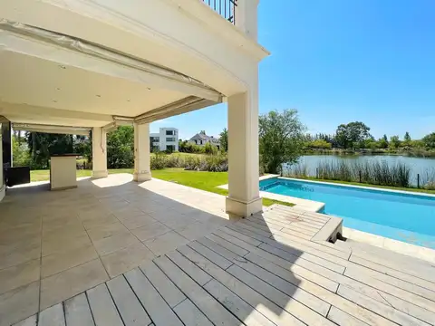 Casa 6 ambientes con 2 baños