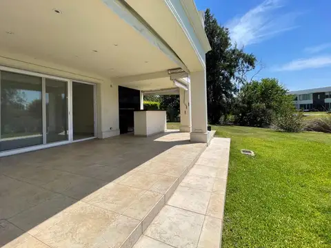 Casa en alquiler anual al lago en Castores Nordelta