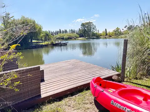 Casa en alquiler anual al lago en Castores Nordelta