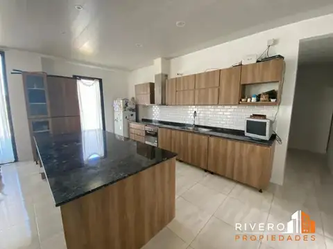 Casa 5 ambientes con 4 baños