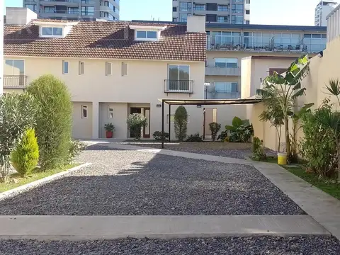 Venta Tríplex a estrenar 6 ambientes jardín en L , parrilla , dos cocheras en Tigre