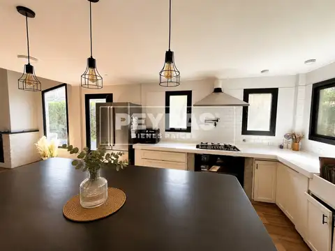 Casa en Venta con 2 cocheras