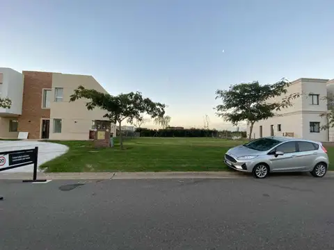 Lote a la Laguna -Puertos - Barrio Acacias