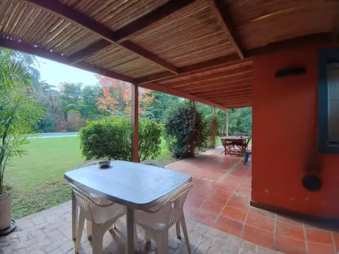 Casa 6 ambientes con 2 baños