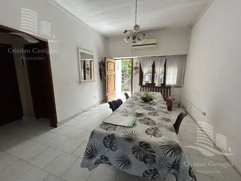 Casa de 2 Plantas con Jardín en Venta en Villa Adelina