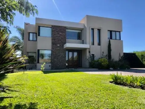 Casa en Venta con 2 cocheras